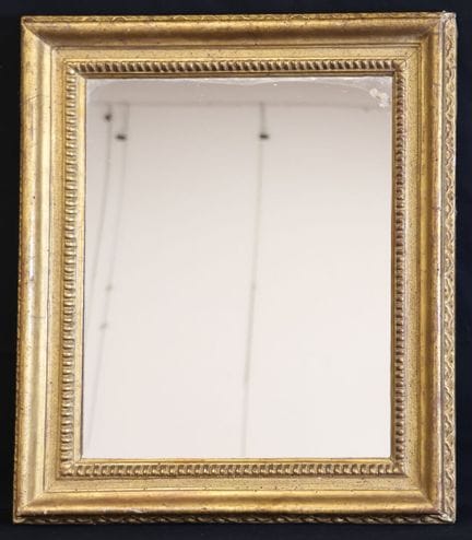 Espejo de madera estucada y tallada, decorado con 