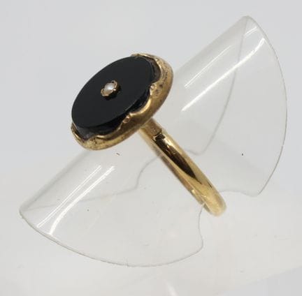 Anillo de viuda de metal dorado, con una placa cen