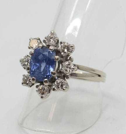 Anillo «marguerita» de oro blanco 750/00 con una p