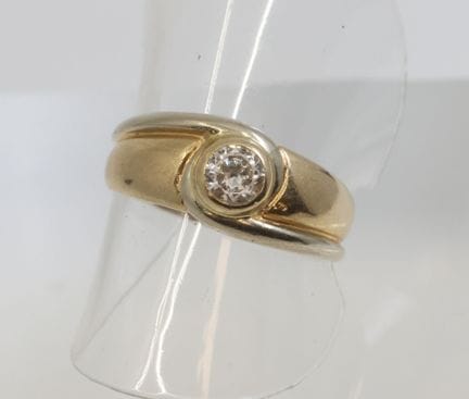 Anillo tipo solitario de oro amarillo (750/00) con