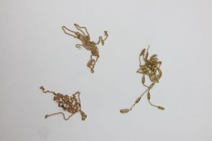 Tres cadenas de oro amarillo (750/00)  deformadas 