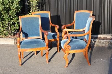 Conjunto de cuatro sillones de nogal o caoba y cha