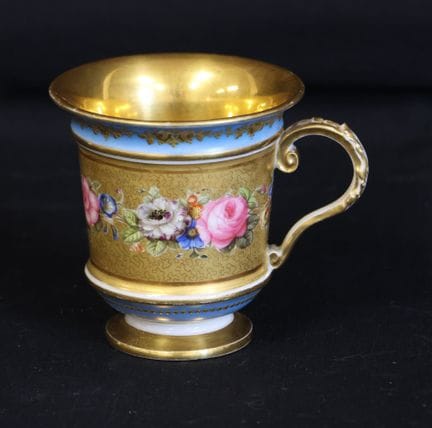 Sèvres. Taza de porcelana policromada con motivos 