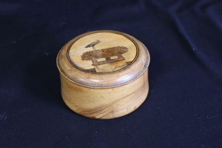 SPINDLER: Caja circular con marquetería, decorada 