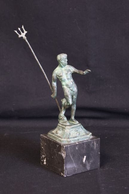 Bronzeskulptur im antiken Stil „Poseidon“ auf eine
