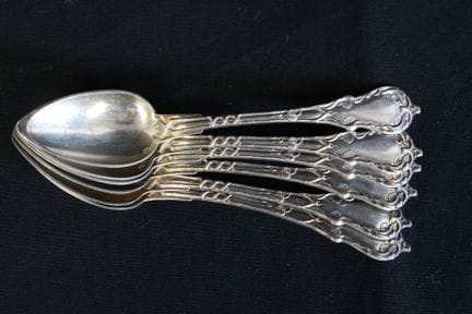 Suite de six petites cuillères en argent (poinçon 