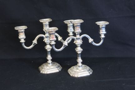 Par de candelabros de tres brazos de metal platead
