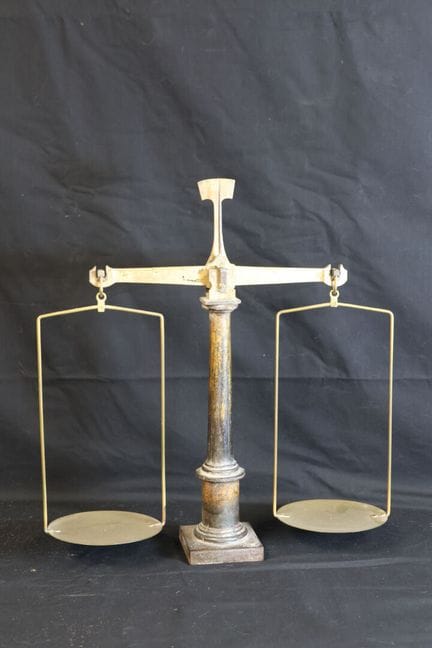 Zweischalige Waage. Bronze. Mittelsäule im Stil de