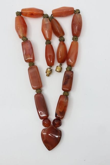 Collar de piedras duras tipo ágata facetada, alter