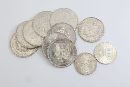 Monedas de plata de ley 900/00 que incluyen: 
- 8 