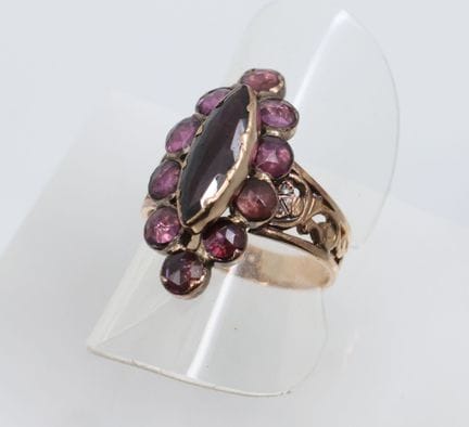 Anillo con montura de oro rosa (750/00) calada con