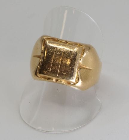 Anillo de caballero de oro amarillo (750/00) con d