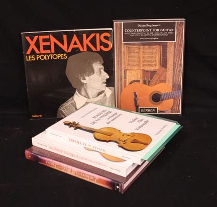 Ensemble de livres: 
-XENAKIS Polytobes Belland 19