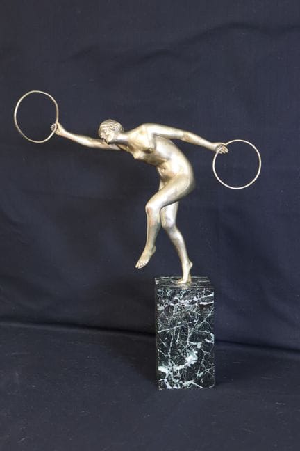 „Tänzerin mit Reifen“ – Bronze mit goldfarbener Pa