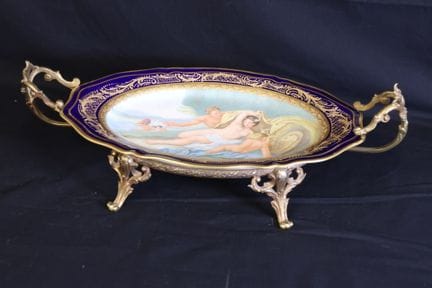 Plat ovale en porcelaine polychrome d'une scène my