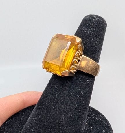 1 anillo de oro amarillo de 750° adornado con un z