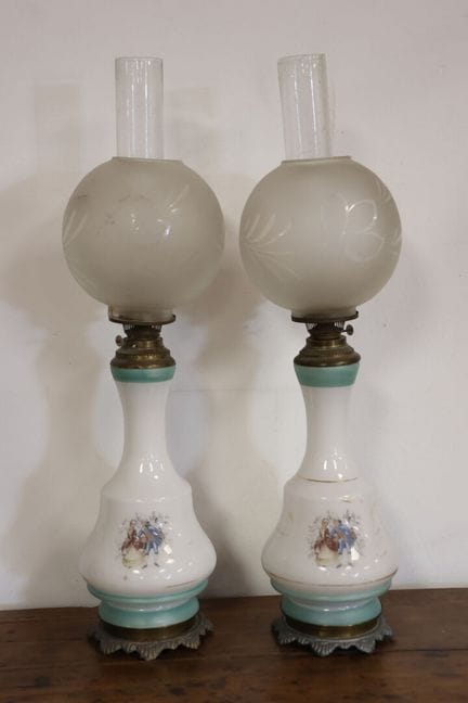 Par de lámparas de petróleo de opalina blanca y ve