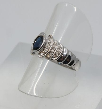 Anillo con montura de oro blanco (750/00) adornado