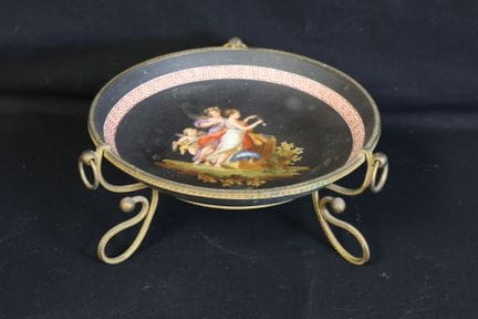 Copa de porcelana con fondo negro y decoración neo