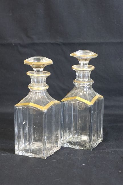 Paire de carafons en cristal à pans et dorure. Fin