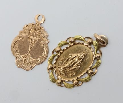 Dos medallas religiosas de oro amarillo (750/00); 
