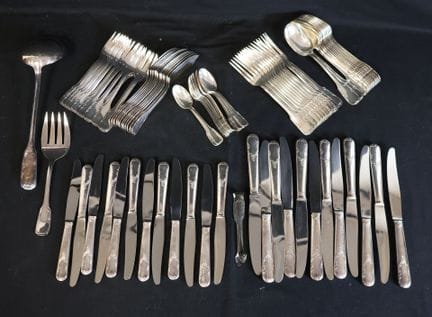 Ménagère en métal argenté à décor de rocailles et 