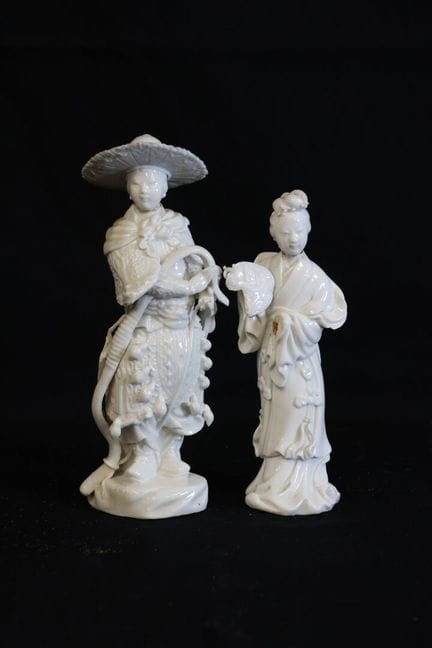 Deux porcelaines blanches à décor de chinois et ch