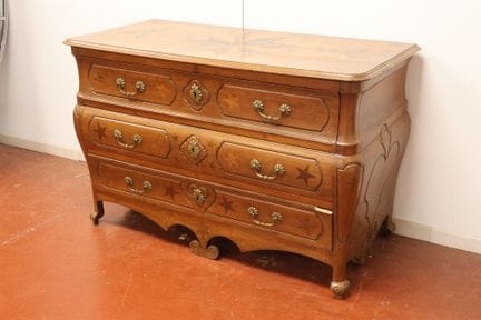 Cómoda de madera natural con marquetería de estrel