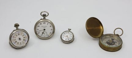 Conjunto compuesto por: 
- Reloj de bolsillo de pl