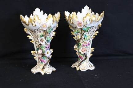 Par de jarrones de porcelana policromada con motiv