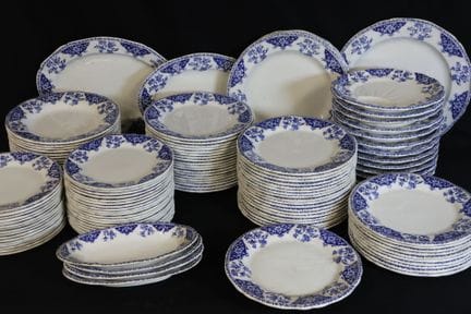 GIEN “Delft”系列 蓝色装饰陶质餐具套装，包括：
-37个小盘（直径23厘米）
-4个浅盘