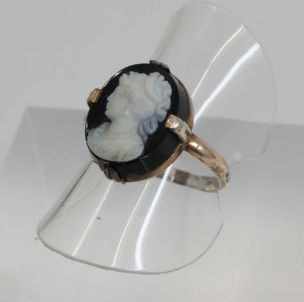 Anillo con montura de vermeil (800/00) con un cama
