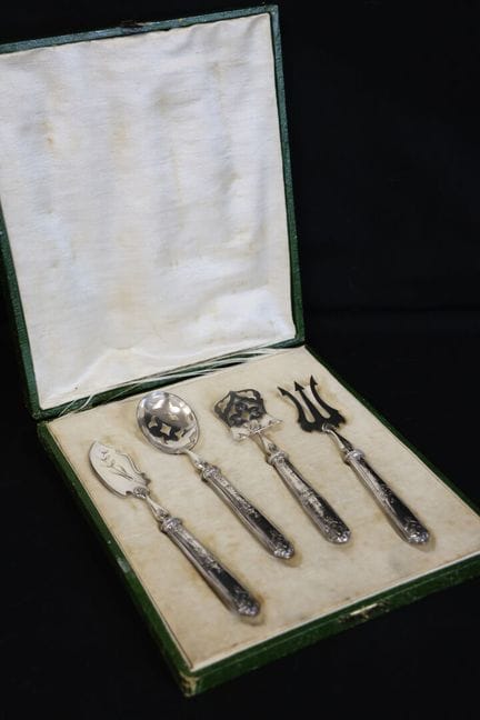 带镶银袖口的前菜餐具套装（米涅瓦925/00印记），毛重114.95 gsr