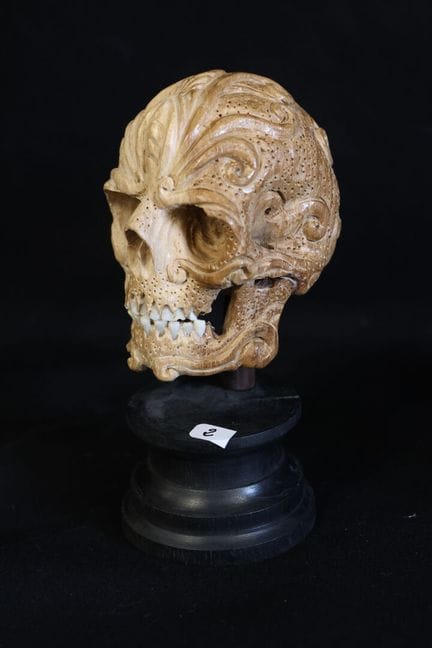 Memento Mori in legno e osso raffigurante un tesch