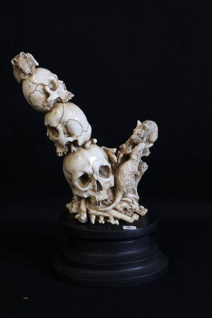 Mémento Mori en os sculpté de trois crânes et rats