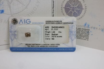 Diamante sobre papel, de forma rectangular con ari