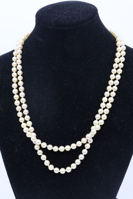 Collar de dos hileras con 139 perlas (diámetro 5,5