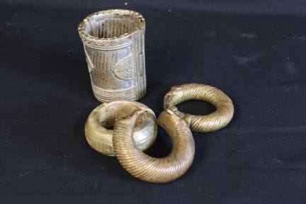 Insieme composto da tre braccialetti in bronzo pro