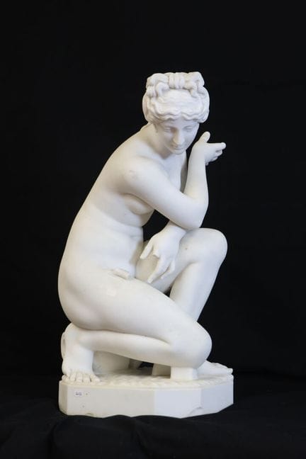"Venere al bagno secondo l'antico"  Scultura in ma