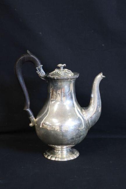 Tetera de plata 925/00, asa de madera negra, pie c