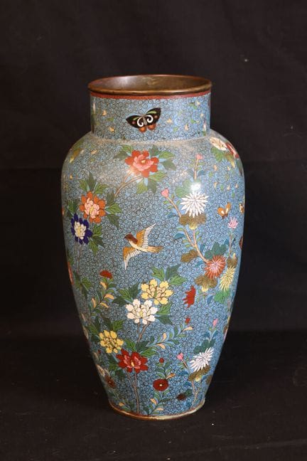 Vaso in smalti a cloisonné policromi su rame con d
