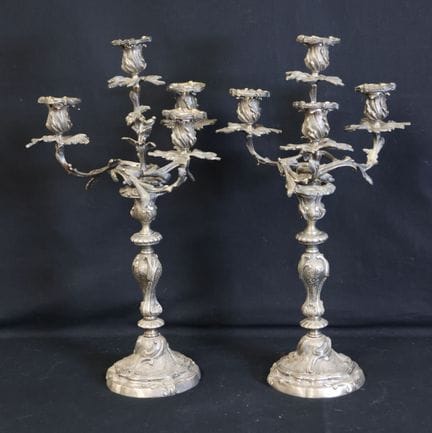Importante par de candelabros de bronce plateado d