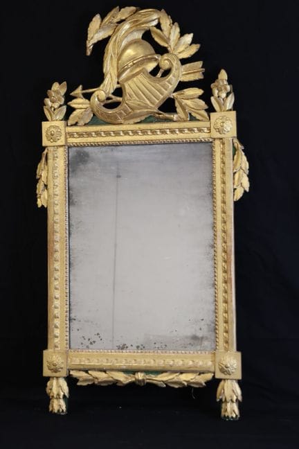 Specchio in legno intagliato, stuccato e dorato, c