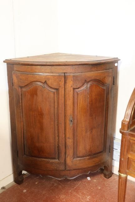 Mobile angolare in legno naturale modanato, con du