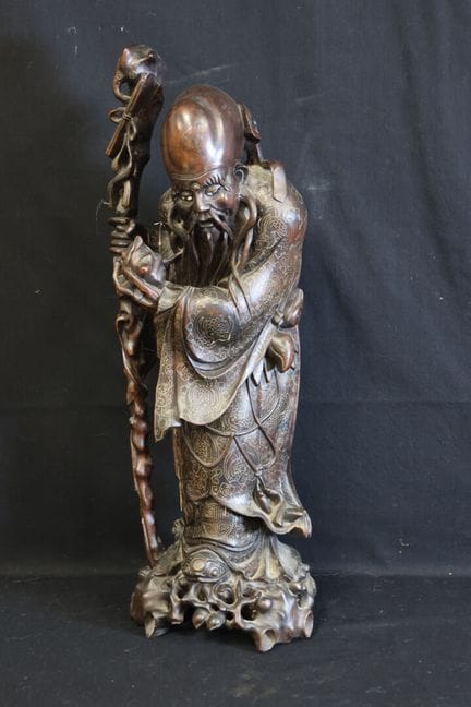 Scultura in legno di ferro con decorazioni raffigu