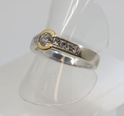 Anillo de oro rodiado y amarillo (750/00) con un d