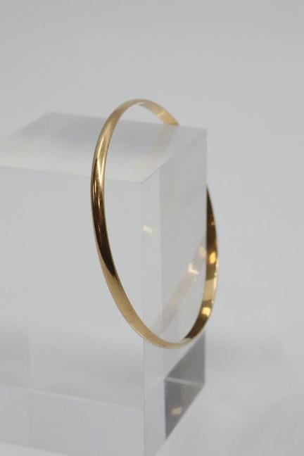 Pulsera tipo brazalete con el interior plano, de o
