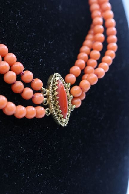 Collar de tres hileras de perlas de coral de unos 