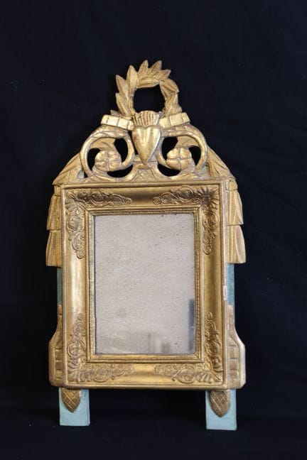 Piccolo specchio con frontone in legno stuccato, s