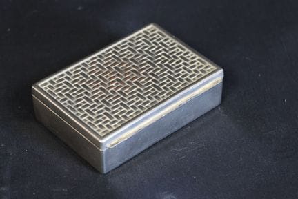 Caja de metal plateado con decoración de rejillas,